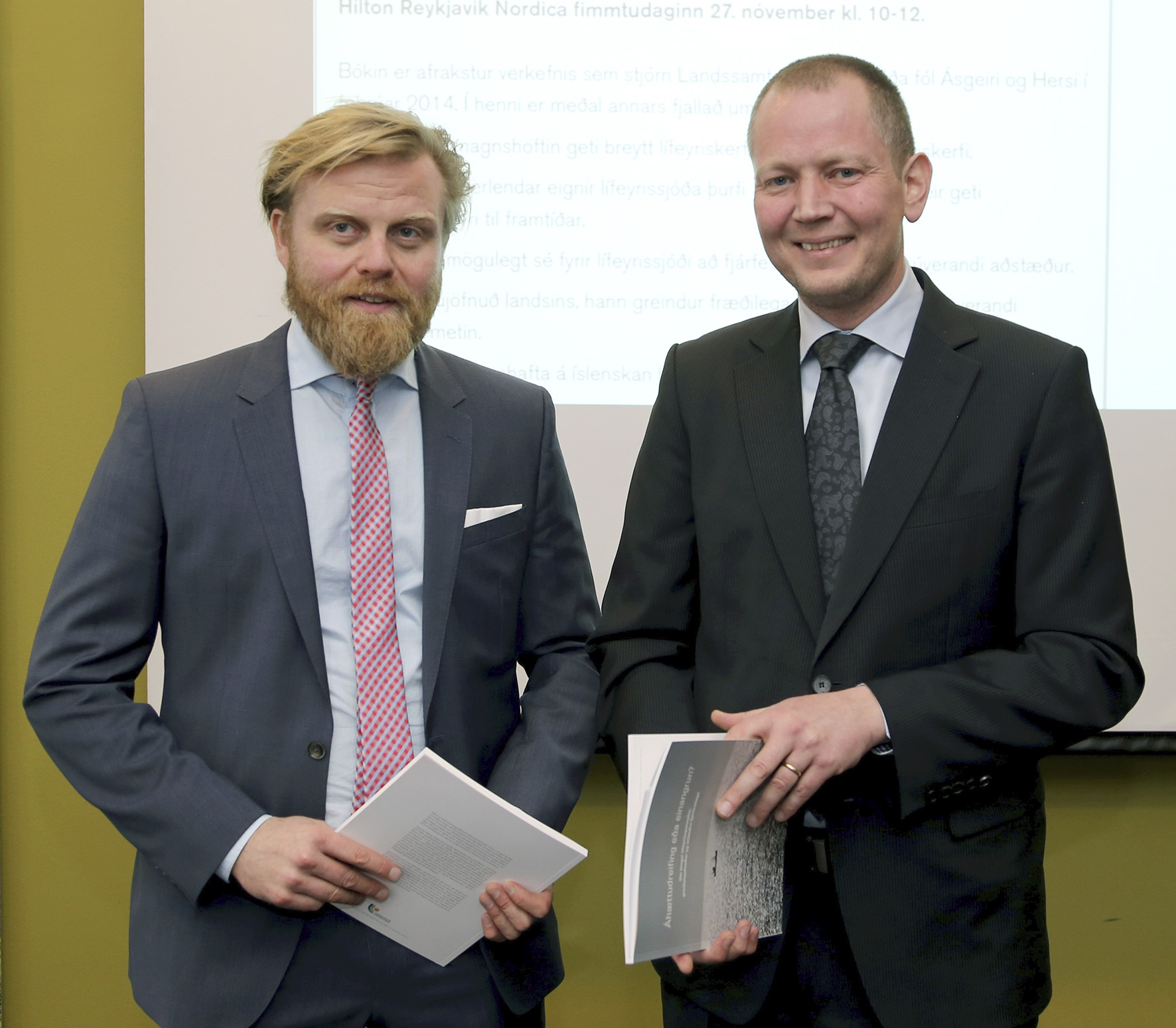 Ásgeir Jónsson og Hersir Sigurgeirsson, höfundar bókarum tengsl lífeyrissparnaðar, greiðsludreifinga og erlenda
fjárfestinga sem Landssamtök lífeyrissjóða gáfu út 2014.