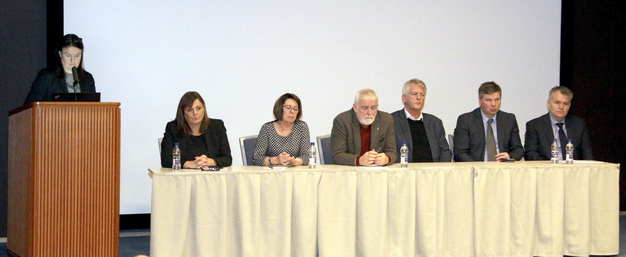 Hvað getum við lært um mótun lífeyriskerfa af alþjóðasamfélaginu? Málþing 2018. Frá vinstri: Þórey S. Þórðardóttir, Ásdís Eva Hannesdóttir, Elín Björg Jónsdóttir, Gylfi Arnbjörnsson, Hannes G. Sigurðsson, Ólafur Sigurðsson og Tómas Njáll Möller.